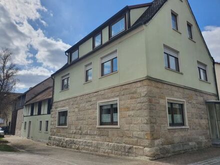 Hallen mit Wohnhaus, Hof, Nebengebäude und Garten in 97514 Oberaurach-Trossenfurt mit fließendem Naturwasser, 23 Minute…