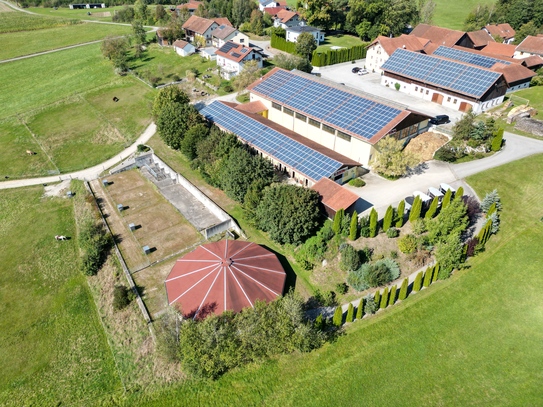 Moderne Reitanlage in idyllischer Lage bei Eging am See