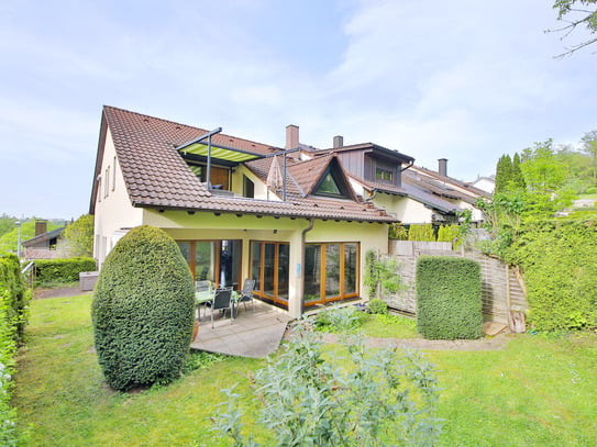 Charmantes Architekten-Holzhaus mit zwei Wohneinheiten und traumhaftem Garten