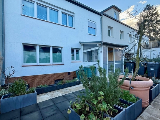 Charmantes Zweifamilienhaus mit Gartenidylle und Garage im begehrten Frankfurt-Sachsenhausen