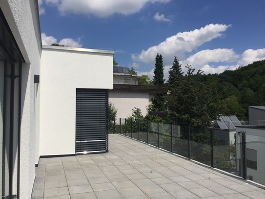 Traumhafte Penthouse-Wohnung mit XXL-Dachterrasse, Balkon, Einbauküche, geh. Ausstattung, 3 Zimmer