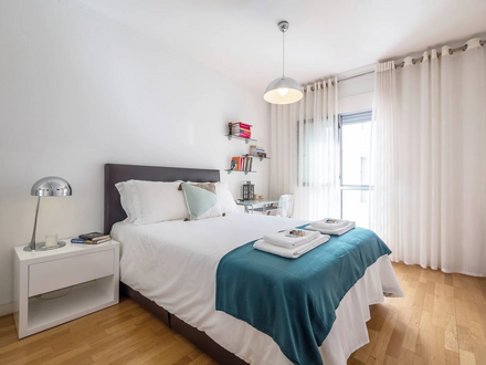 Helle 2 Zimmer Wohnung Berlin Mitte mit Balkon und Fitnessraum