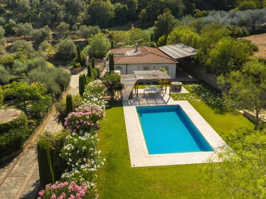 Villa Petra mit einem traumhaften Pool und einer weitläufigen, gepflegten Gartenanlage