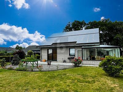 GROßE PV ANLAGE UND WINTERGARTEN PLUS SAUNA