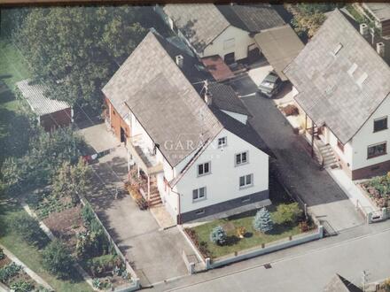 Zweifamilienhaus mit Hof und kleinem Garten