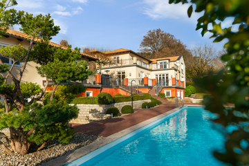 Mediterrane Luxus-Villa mit See- und Bergblick