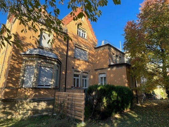 Helle, zentral gelegene 2-Zimmer-Wohnung leerstehend in der ehemaligen Villa Kuttler. DENKMALSCHUTZ