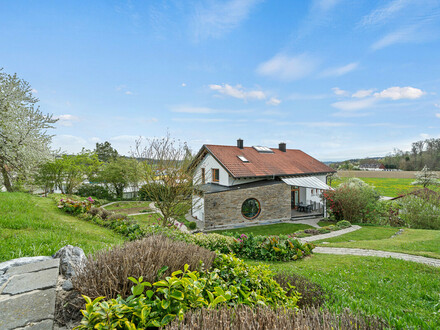 Hier will man leben: Architektenhaus mit tollem Grundstück in Ortsrandlage von Wilhelmsdorf