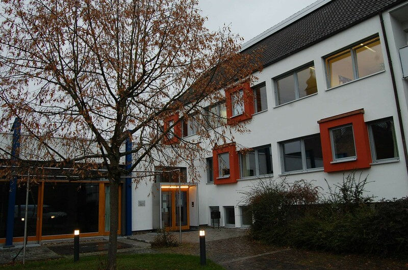 Heute steht ein Neubau auf dem Grundstück. Zurückgesetzt von der Kirchenstraße beherbergt das neue Siebenpfeifferhaus  das protestantische Dekanat und die Kirchengemeinde Homburg-Mitte. Foto: Gilcher