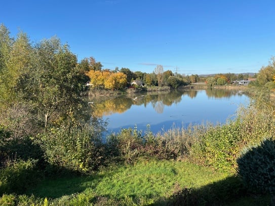 * Seit 1992 IMMO-ZAHN * Idyllisch DIREKT am See: Freistehendes Haus mit EBK, Garten & Garage *