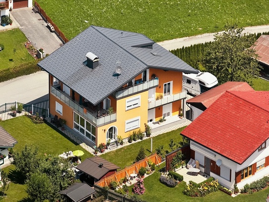 Henndorf am Wallersee - Großes gepflegtes Mehrfamilienhaus mit Garagen, Stellplätzen und Garten