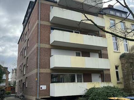 helle Wohnung im 4 OG mit Lift, EBK, Gäste-WC, Wintergarten und Kellerraum.