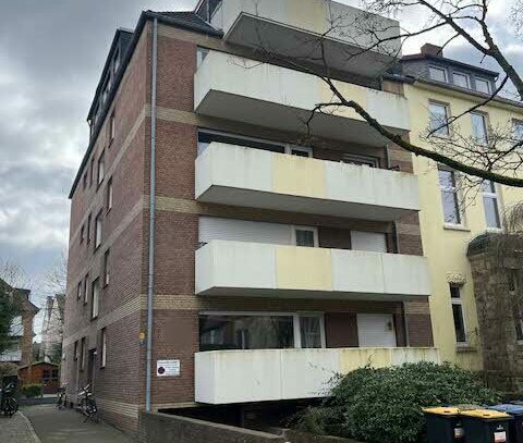 helle Wohnung im 4 OG mit Lift, EBK, Gäste-WC, Wintergarten und Kellerraum.