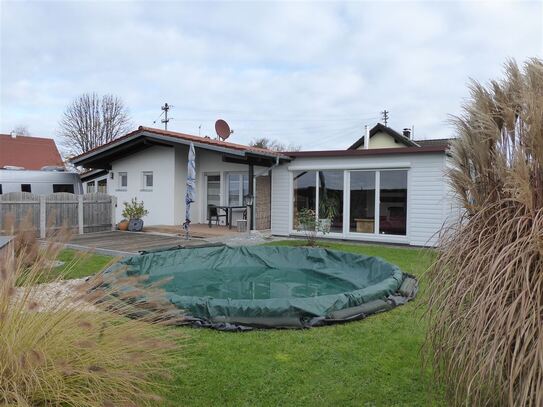 Bungalow in attraktiver Ortsrandlage mit Pool und großem Garten