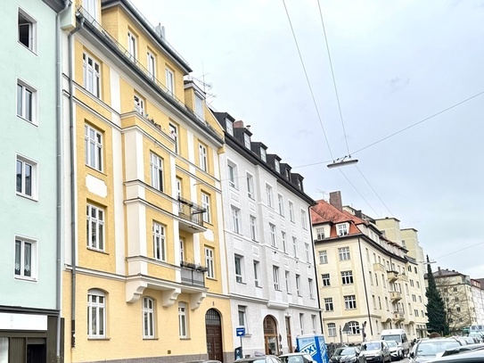 Kernsaniert & Modern: Außergewöhnliche 2-ZKB-Wohnung mit XXL-Dachterrasse am Rotkreuzplatz