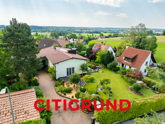 Neusäß bei Augsburg - Elegante Villa mit sonnigem Garten & Naturteich auf großem Grundstück