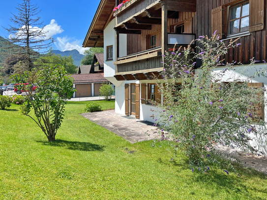 Sonnige Terrassenwohnung mit umläufigem Gartenanteil