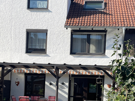 Saniertes Reihenmittelhaus mit 6 Zimmern, Terrasse und Garten in München-Daglfing