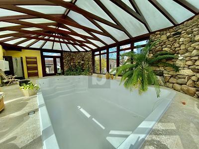 EIN WOHNERLEBNIS - BEZUGSFREI UND MIT HALLENBAD