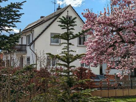 Zweifamilienhaus mit Hof und kleinem Garten