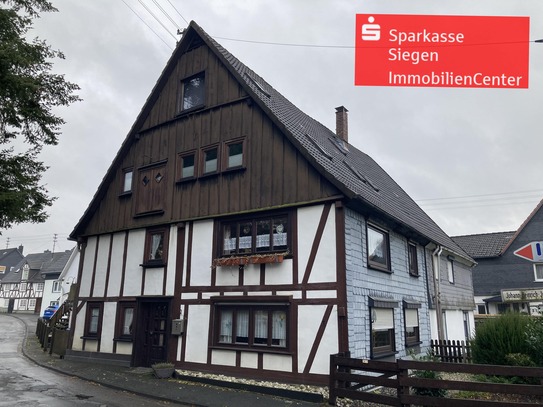 Großes Zweifamilienhaus mit Garage in Littfeld