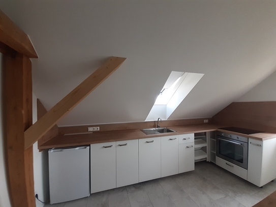 Dachgeschoss-Appartement in Doppelhaushälfte in ruhiger Wohnlage von Burghausen Neustadt