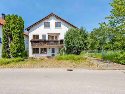 *Produktions- und Lagerhalle mit Bürotrakt, Gemeinschaftsräumen und schöner Maisonette-Wohnung*