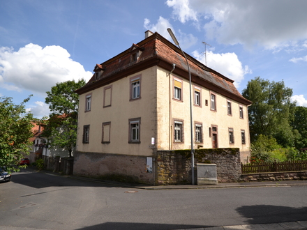 DENKMALSCHUTZ - STEUERN SPAREN FÖRDERUNGEN ERHALTEN Historisches Schloss mit teilsaniertem Nebengebäude