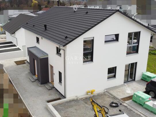 **ERSTBEZUG! Neubau Doppelhaushälfte mit Terrasse und Großraum-Garage**