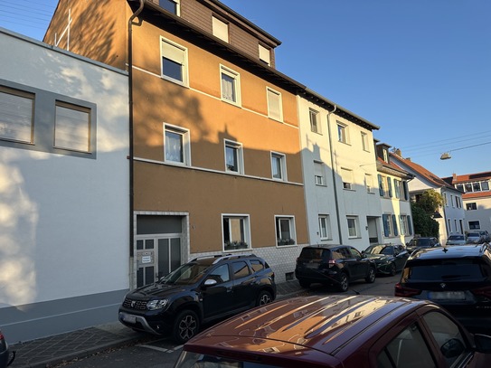 Teilsanierungsbedürftiges Mehrfamilienhaus mit Renditepotenzial.