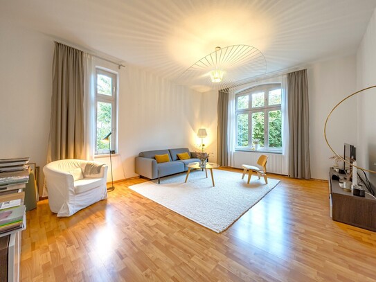 Attraktive 2-Zimmer-Wohnung mit Wintergarten in denkmalgeschützter Villa