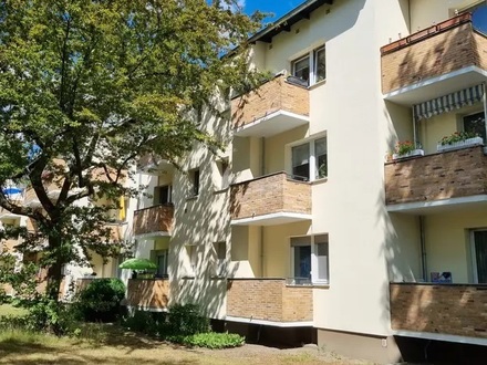 helle 2 Zimmer-Wohnung mit Balkon, saniert, zentral liegend in Berlin-Marienfelde, sofort bezugsfrei