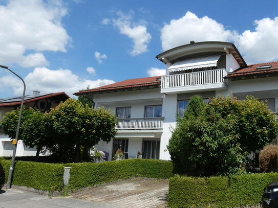 Dreifamilienhaus in guter Lage von Raubling - Erdgeschoss-Gartenwohnung frei!