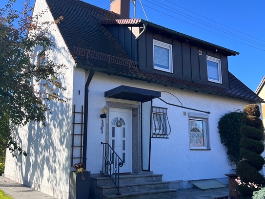 Ruhig gelegenes Einfamilienhaus mit großem Garten und Wintergarten