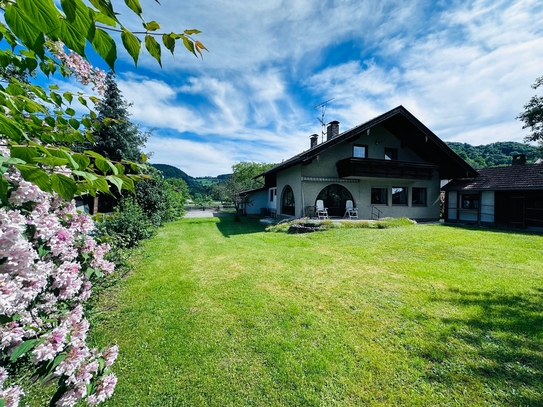 Attraktives Grundstück für ein Doppel- sowie Zweifamilienhaus in zentraler und ruhiger Lage mit Heubergblick!