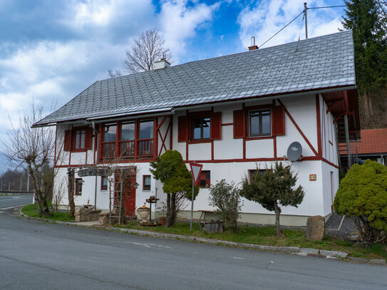 Kernsaniertes Haus in Emmersdorf mit 2 Wohneinheiten und großen Nebengebäuden, in sonniger Lage