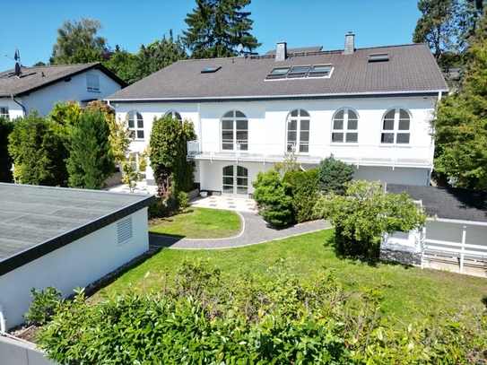 Prestigeträchtige Villa mit drei Wohnungen in exponierter Hanglage von Schloßborn