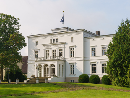 Einmaliges historisches Gestüt mit klassizistischem Herrenhaus und Nebengebäuden in Porta Westfalica