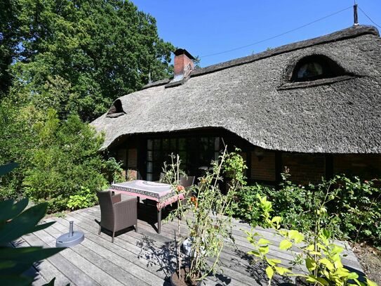 Reetgedecktes Bauernhaus auf herrlichem Grundstück