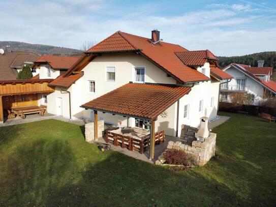 Ihr Traumhaus in Kirchroth - Stilvoll Wohnen mit viel Platz und herrlichem Garten am Waldrand!