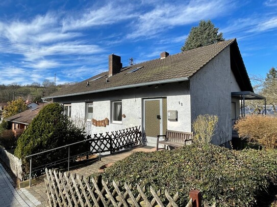 Einfamilienhaus mit herrlichem Grundstück und Blick ins Grüne!