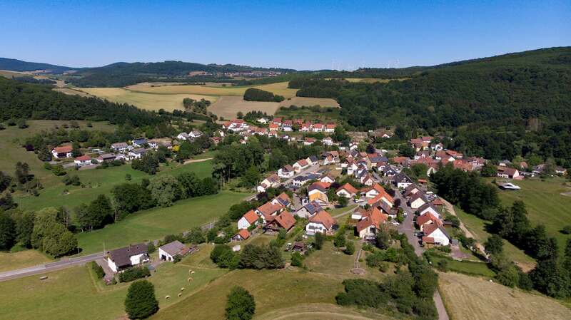 Überschaubar: Niederstaufenbach aus der Luft gesehen. Foto: Sayer
