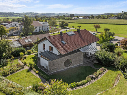 Hier will man leben: Architektenhaus mit tollem Grundstück in Ortsrandlage von Wilhelmsdorf