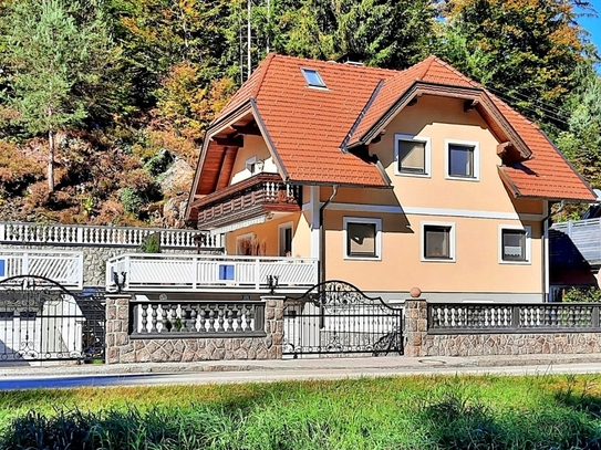 Sehr gepflegtes, geräumiges Einfamilienhaus mit großer Terrasse, Garten und Garage in Pörtschach!