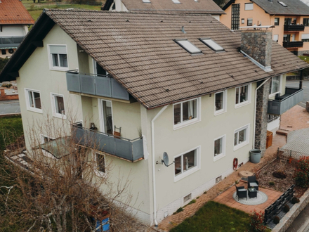 Repräsentatives, ruhig gelegenes Wohnhaus mit 3 Wohneinheiten in sonniger Lage sucht neue Eigentümer