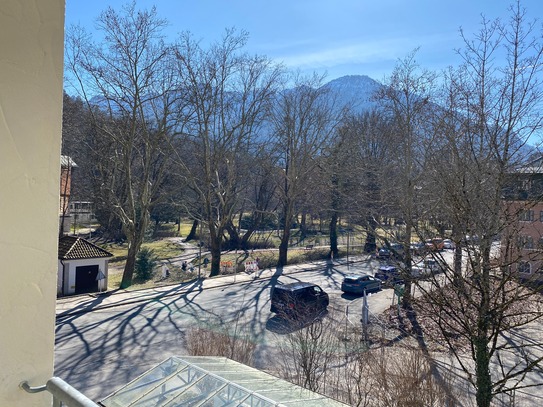 " Traumlage " der Blick schweift in den Karlspark und in die Berge