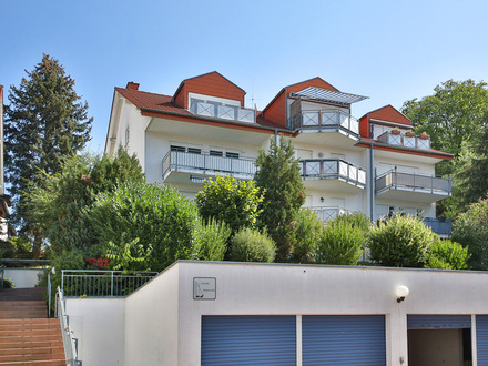 Leimen-Gauangelloch: Frisch renovierte Dachgeschosswohnung mit Sonnenbalkon und großartigem Ausblick