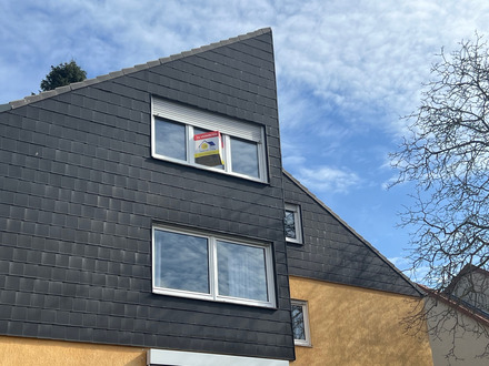 Frisch renovierte Dachgeschosswohnung mit 2 Balkonen, Garage und Kellerraum in Helmstedt