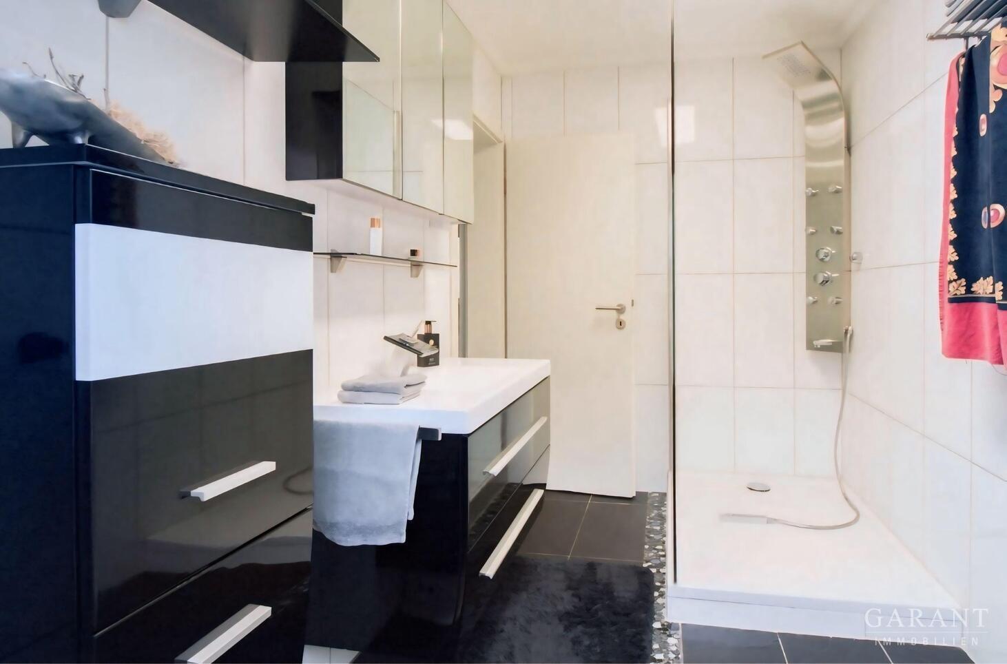 Modernes Zweifamilienhaus mit Charme im Herzen von Pleidelsheim – 74385 Pleidelsheim, 74385 Pleidelsheim – Vorschaubild 3