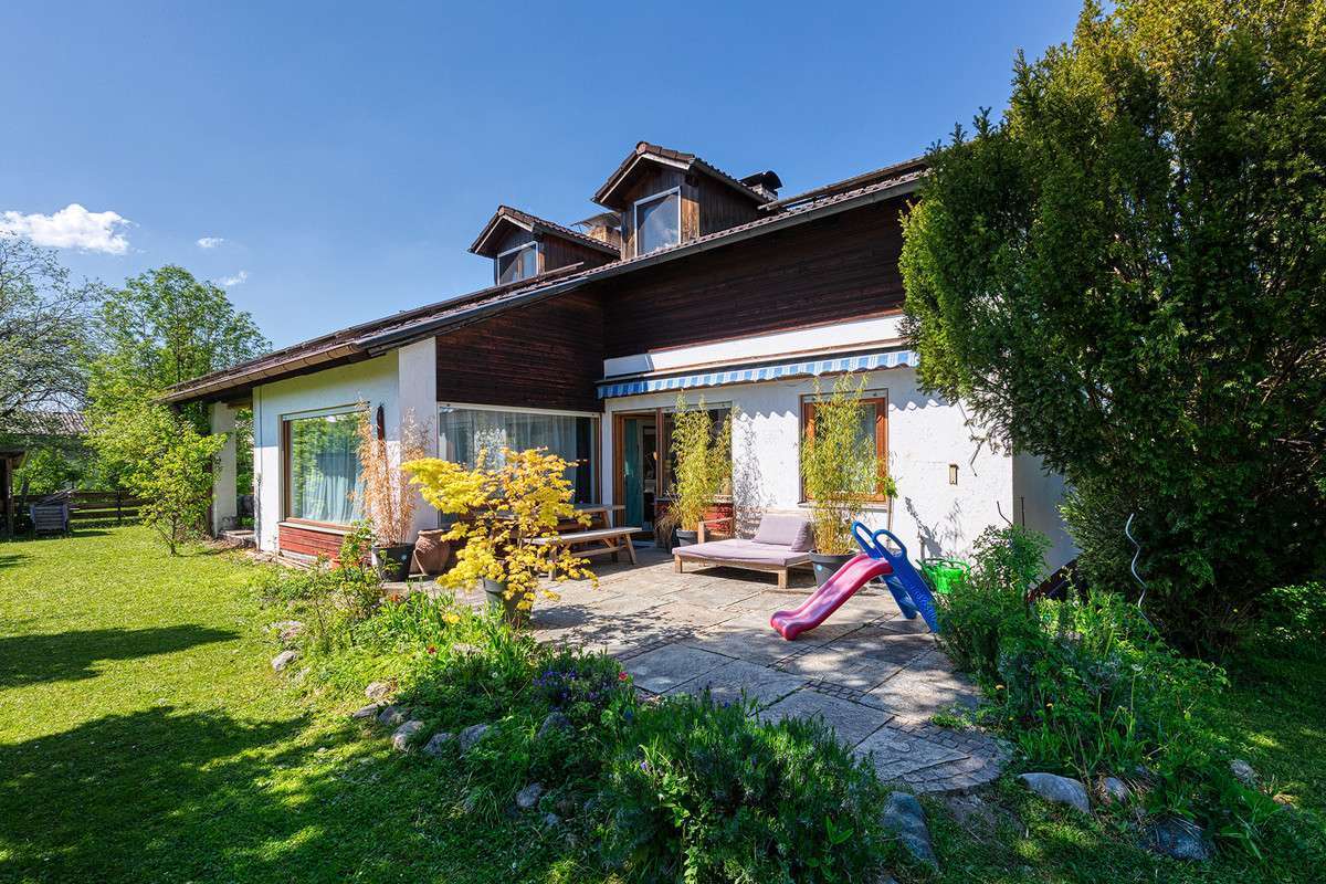 Einfamilienhaus mit Wohlfühlcharakter in begehrter Lage von Raubling/Pfraundorf! – 83064 Raubling, 83064 Raubling – Vorschaubild 2